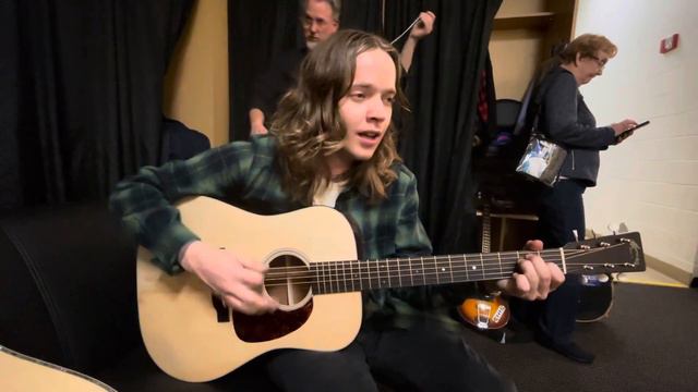 Billy Strings playing an Ole Rufus guitar. смотреть онлайн