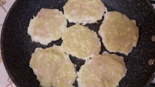 ОЧЕНЬ ВКУСНЫЕ КАБАЧКОВЫЕ ОЛАДЬИ С КУРИНЫМ ФАРШЕМ, СЫРОМ И ЯЙЦОМ !!! смотреть онлайн