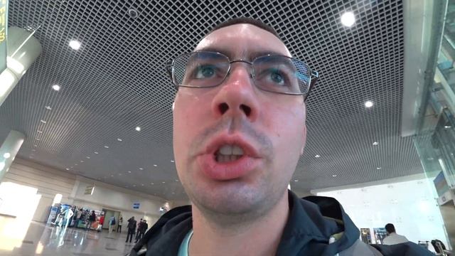 Очень рано приехал в аэропорт Домодедово, регистрация на рейс ещё не началась смотреть онлайн