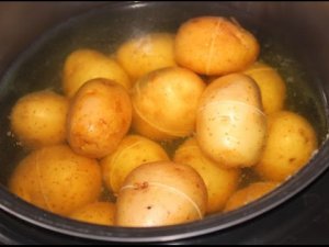 Картошка в мундире в мультиварке / как варить картошку в мундире