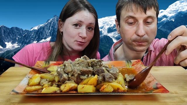 МУКБАНГ МЯСО ПО СОВЕТСКИ И КАРТОШКА ПО ДЕРЕВЕНСКИ | MUKBANG IN FACT THE MEAT AND POTATOES ON RUSTIC смотреть онлайн