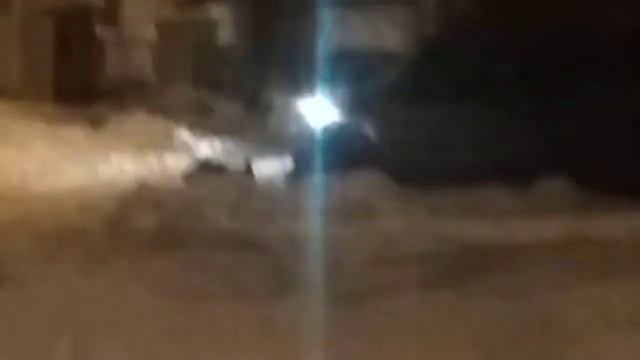 Бухой в хлам упал на дороге