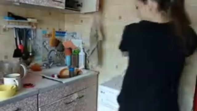 Готовлю мороженое, пасту из орехов и фиников и клубничный джем. Обед и ужин. Покупки.