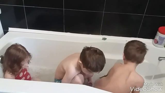 Веселое время в ванной и бомбочка Funny Family смотреть онлайн