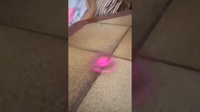 называется сходила на рынок У меня новый спиннер? Шутка или нет? Удивительно очень крутой что это?