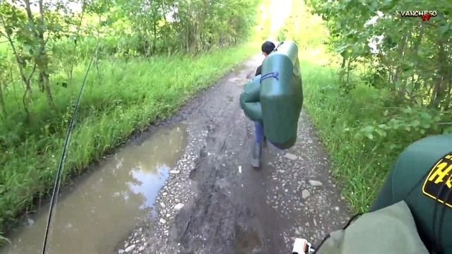 Ловля щуки и окуня в траве. Рыбалка с напарником с одноместных лодок. смотреть онлайн