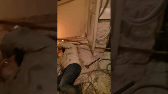 Сварщик профессионал Сварка Трубы Текут, лежа в грязи в стиле Б.С.У смотреть онлайн