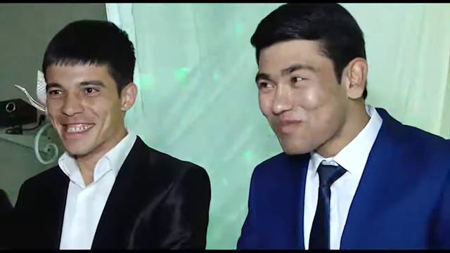 Jonli Ijro To'yda 
Kuyov Jo'ralar Davrasida