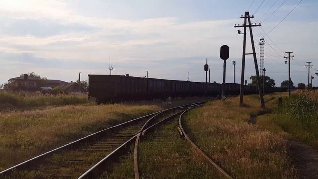 Прибытие двух грузовых поездов. Березино - Бессарабка. Тепловоз 2ТЭ10Ут-0069. Станция Бессарабская смотреть онлайн