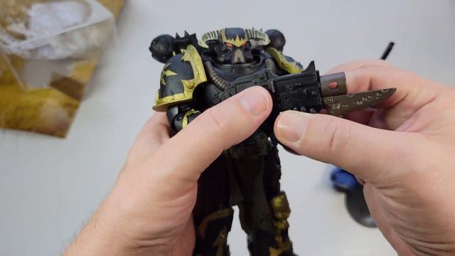 Warhammer 40,000 Chaos Marine by McFarlane смотреть онлайн