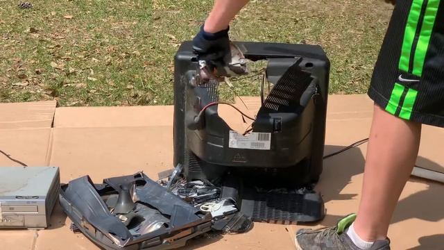 I destroyed an old TV and DVD player ? (oddly satisfying) смотреть онлайн