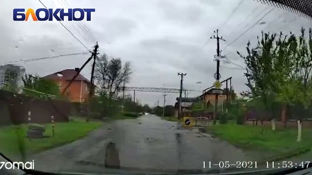 Деревья вырывает с корнями: накрывший Волгодонск ураган продолжает бушевать смотреть онлайн
