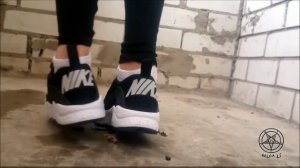 Crushing Toy Nike (Helga Li)