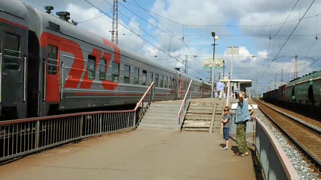 Электровоз ЧС2к проходит через ст. Бронницы. смотреть онлайн