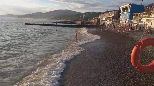 Море еще грязное, но уже успокоилось. Отдыхающих мало. Пляж Южный-2, Сочи. 24 июля 2022, вечер. смотреть онлайн