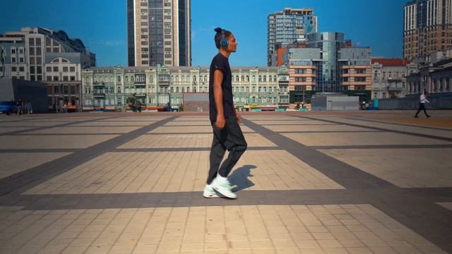 Молодой человек идет, слушая музыку в наушниках смотреть онлайн