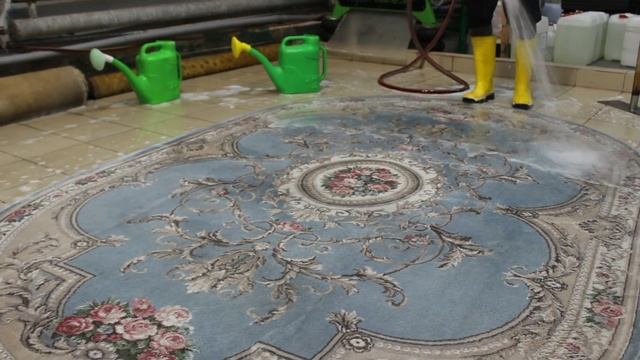 The colorful blue carpet is noticeably updated after washing: before-after at the end of the video! смотреть онлайн