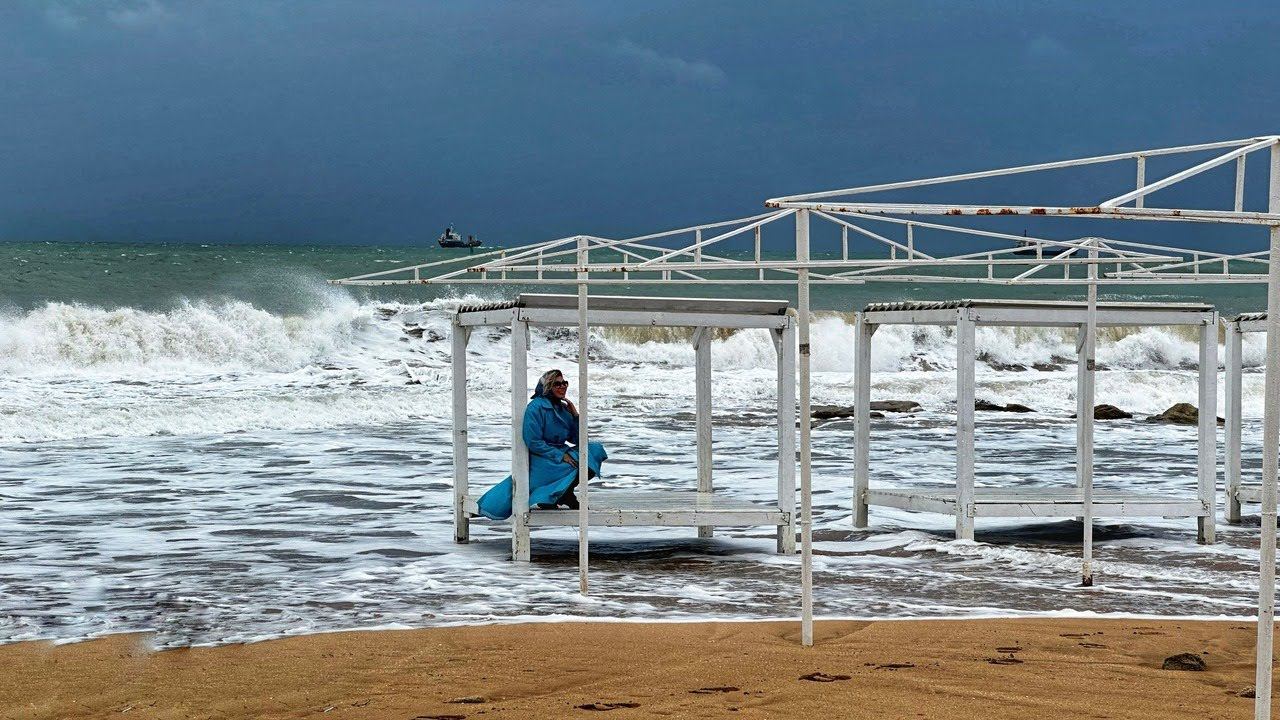 КРЫМ В ОПАСНОСТИ! Шторм СМЫВАЕТ всё на своем пути. Погода РАЗБУШЕВАЛАСЬ. смотреть онлайн