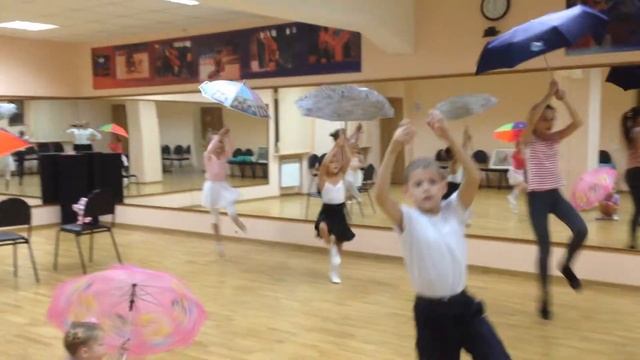 Он-лайн урок в LET'S DANCE CLUB .Танец с зонтиками I часть.Репетиция. Оксана Кузьмина смотреть онлайн