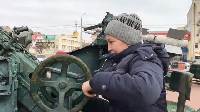 Голуби на площади. Кормим голубей смотреть онлайн