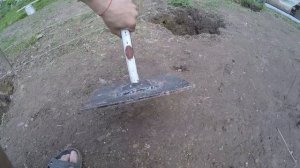 Битое стекло вместо щебня при подготовке фундамента.