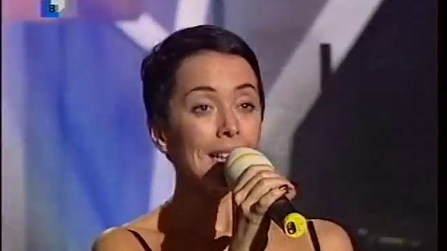 Жанна Фриске с короткой прической,стрижка под мальчика в группе Блестящие А я все летала 2002 смотреть онлайн