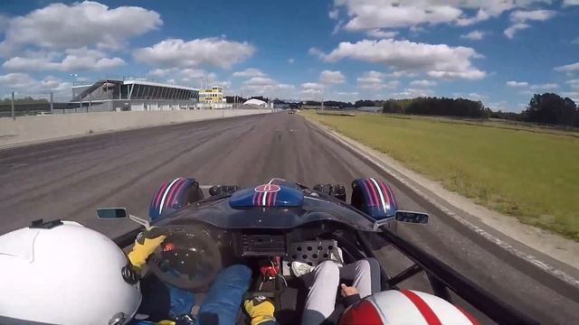 Ariel Atom 2.0T Versus Formel Renault 2.0 смотреть онлайн