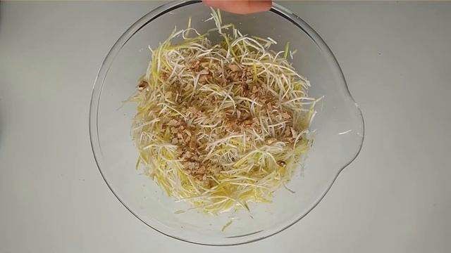 Овощной салат с сельдереем, яблоком и хурмой. смотреть онлайн