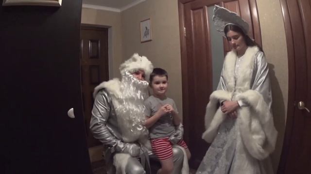 Брат и сестра поздравляют с новым годом. смотреть онлайн