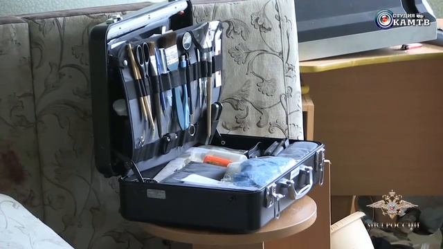 В Екатеринбурге полицейский применил табельное оружие чтобы обезвредить напавшего на него мужчину смотреть онлайн
