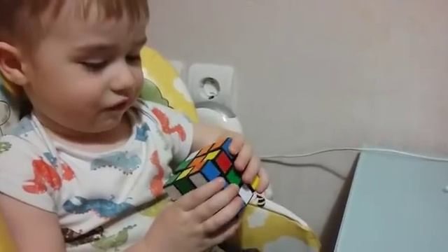 самый маленький сборщик кубика рубика 😲 смотреть онлайн