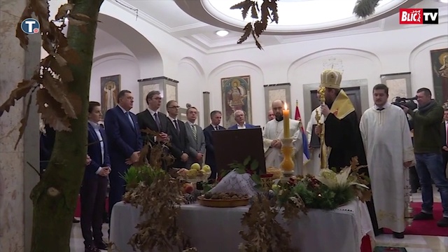 ЗА ПОХВАЛУ Вучић са лидерима Срба из региона унео бадњак у Председништво (ВИДЕО)
