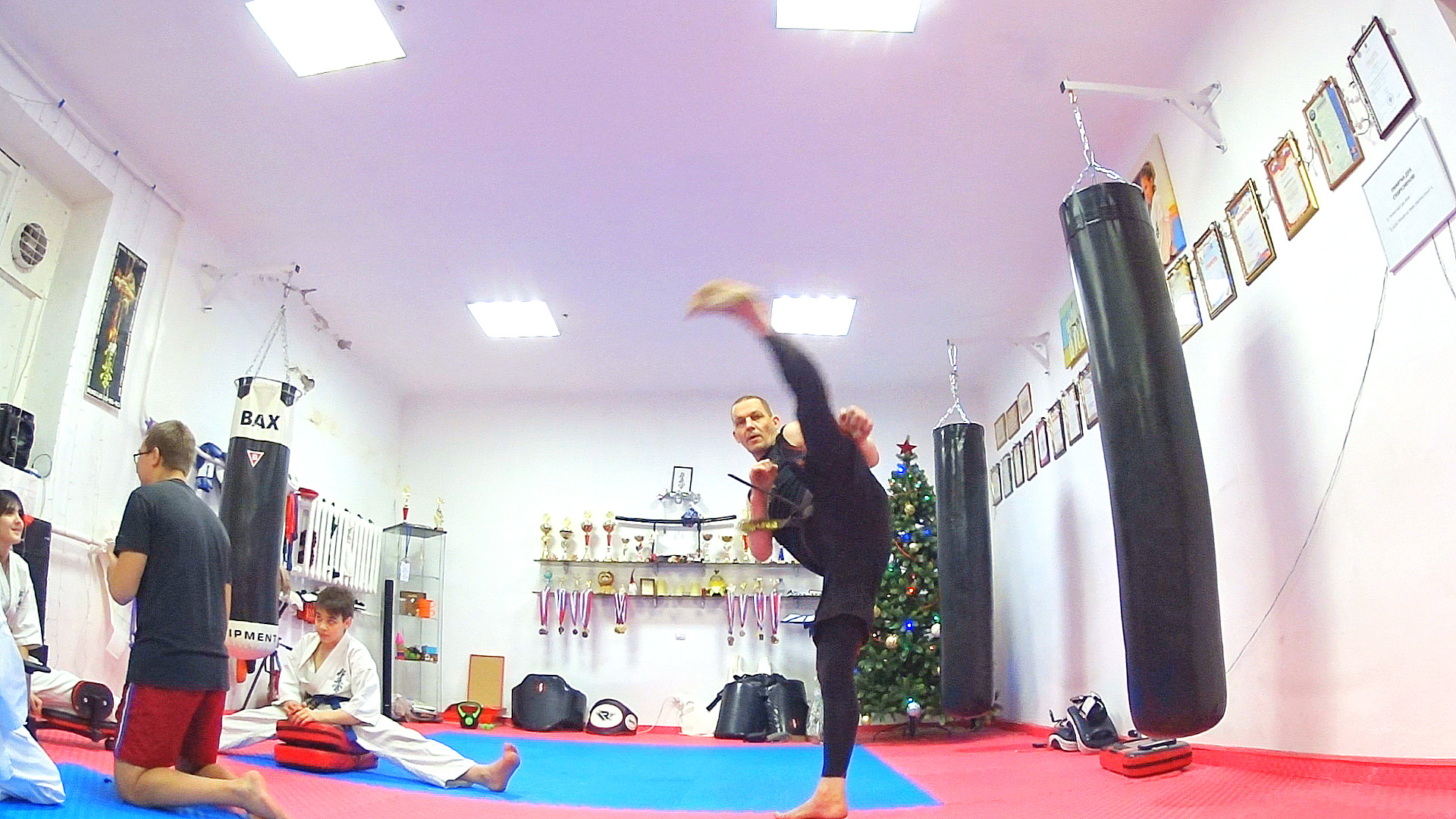 Окончание тренировки Кёкусинкай Карате. ЦСП «Тэнгу Про» Самооборона и Подготовка бойца. Мурманск