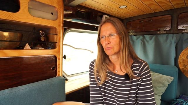 61 Jährige baut Minicamper aus, um darin zu leben смотреть онлайн