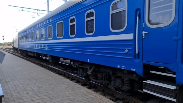 ТМЭ2-003 с вывозным поездом отправляется с первого пути станции Минск-Пассажирский. смотреть онлайн