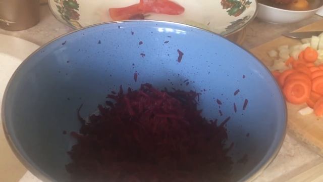 Овощное рагу из свеклы , капусты , морковки , лука , томатов смотреть онлайн