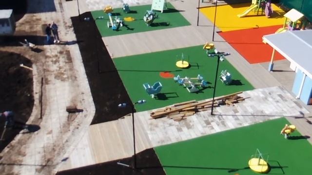 Укладка резинового покрытия на детской площадке - Вид с квадрокоптера