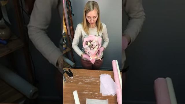 Букет из клубники в шоколаде своими руками часть 3. Мастер-класс от канала Букет-Винегрет смотреть онлайн