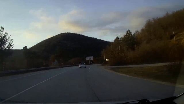 Едем из Фороса в Севастополь через Байдарские ворота | Орлиное и Старое Севастопольское шоссе смотреть онлайн