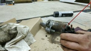 Почему стартер щелкает, но не крутит. Одна из причин