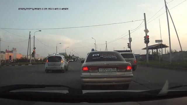 Автобус проехал на красный свет. Омск смотреть онлайн