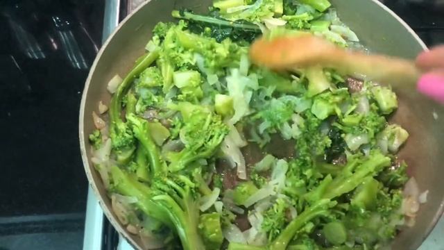 Брокколи с яйцом и тёртым картофелем/Broccoli with eggs and grated potatoes смотреть онлайн