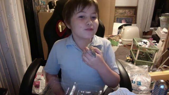 My Leopard gecko crawls into my mouth (FACE REVEAL!!!) смотреть онлайн