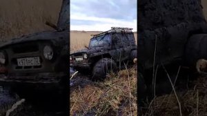 УАЗ на ободрышах застрял