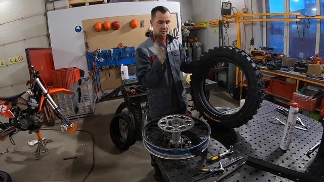 "313 эндуро лайфхаков" Как правильно бортировать колесо 2 монтажками. смотреть онлайн