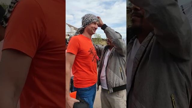 Египтянин учит, как правильно завязать арафатку смотреть онлайн
