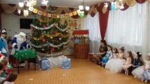Новогодний Утренник в детском саду Дед Мороз дарит подарки Игры Видео для детей