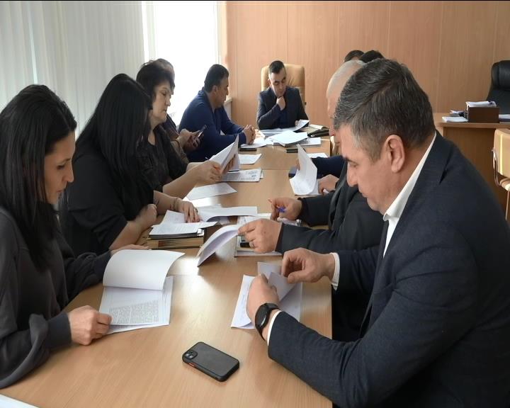 В администрации прошло совещание,где были рассмотрены кандидатуры семей,которых представят к награде смотреть онлайн