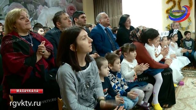 Дети из социально-реабилитационного центра получили новогодние подарки смотреть онлайн
