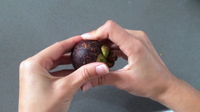 How to cut open a mangosteen / Как открыть мангустин смотреть онлайн